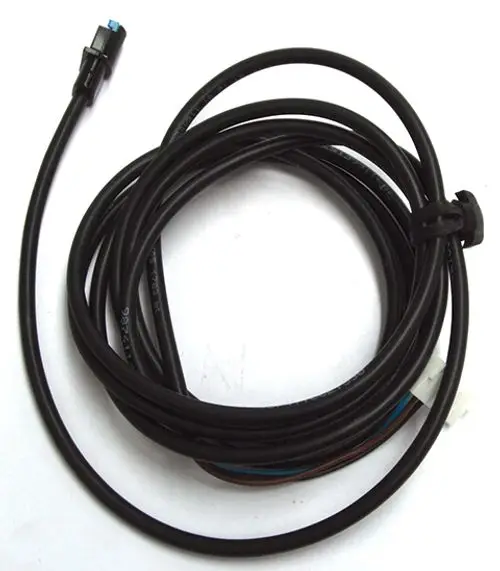 Kabelbaum von Daikin mit einem Stecker an einem Ende und mehreren Drähten, die miteinander verbunden sind. Geeignet für Signalübertragung in Heizsystemen.